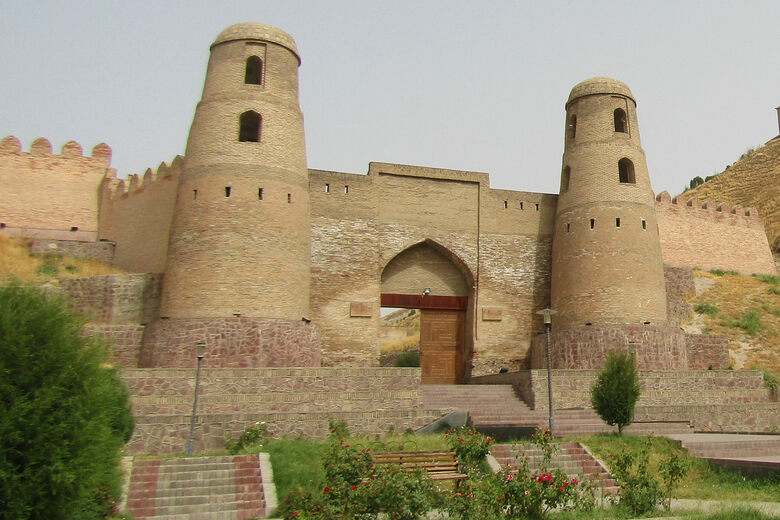 Пагода гисар. Калаи Хисор Таджикистан. Hisor Fort. Таджикистан Хисор харбза. Крепость Хулбук Таджикистан.